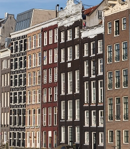 Traditionele grachtenpanden in Amsterdam, Nederland, langs het water