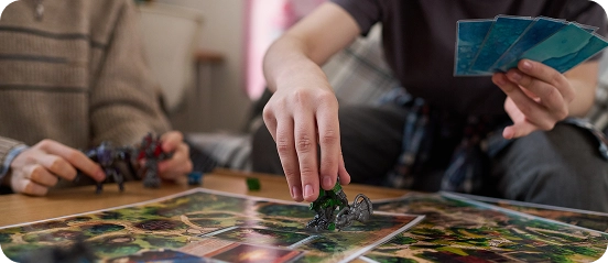 Tiener die een personage verplaatst tijdens een bordspel